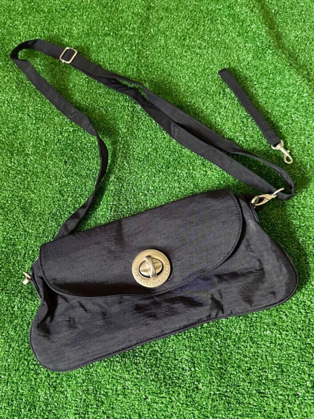 Baggallini Coastal Flip Lock Black Nylon Crossbody Wristlet Bag Silver Hardware